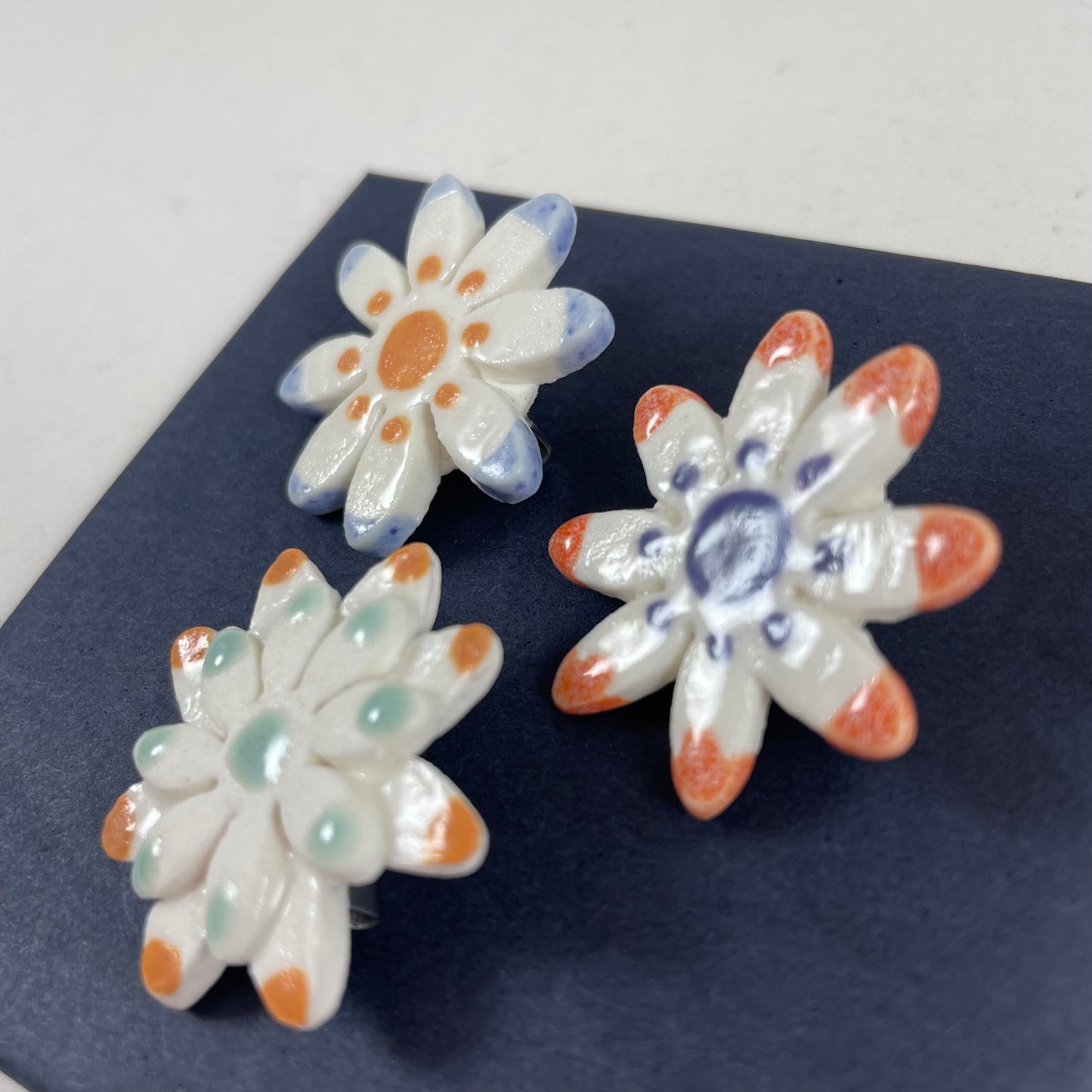 Porcelain brooch 008