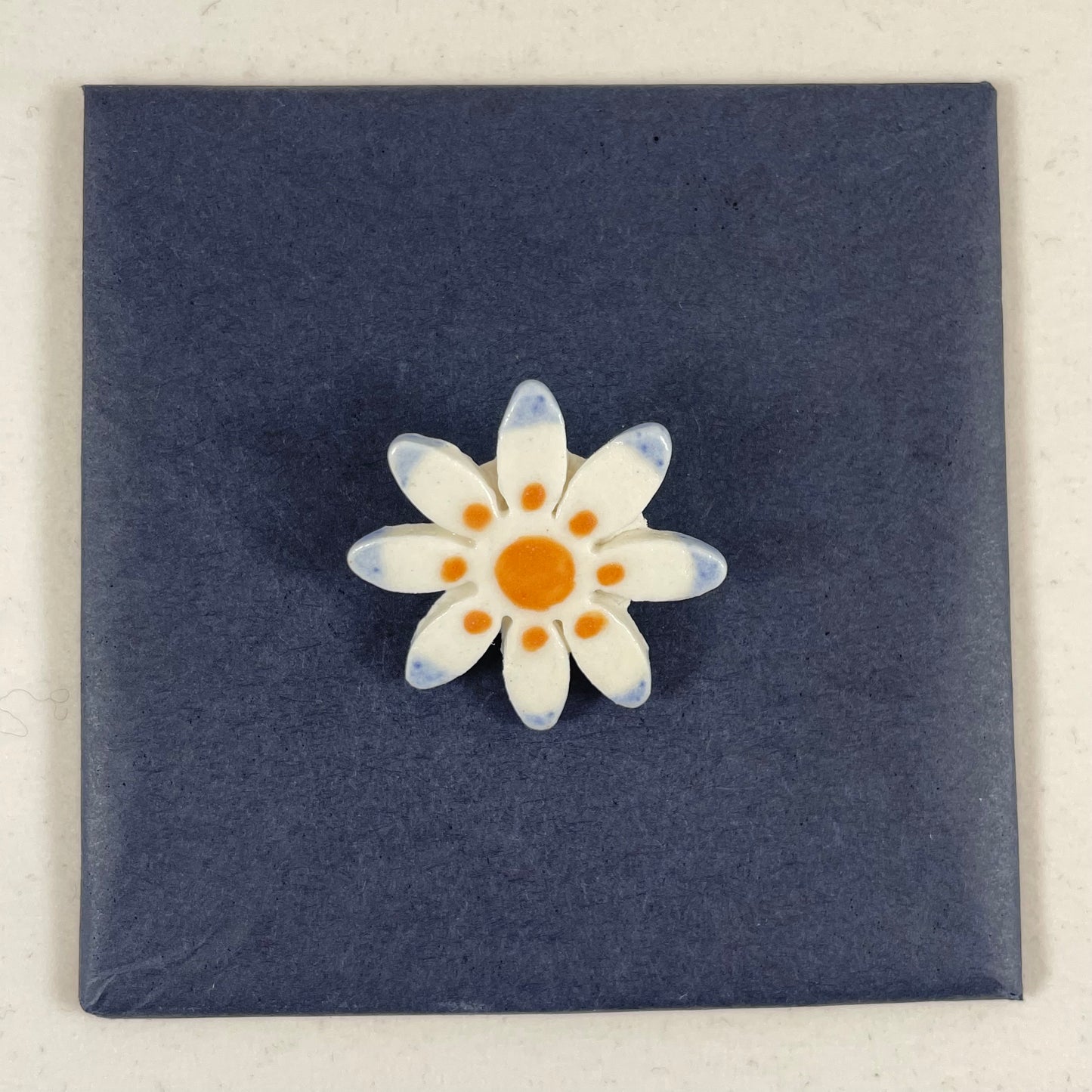 Porcelain brooch 008