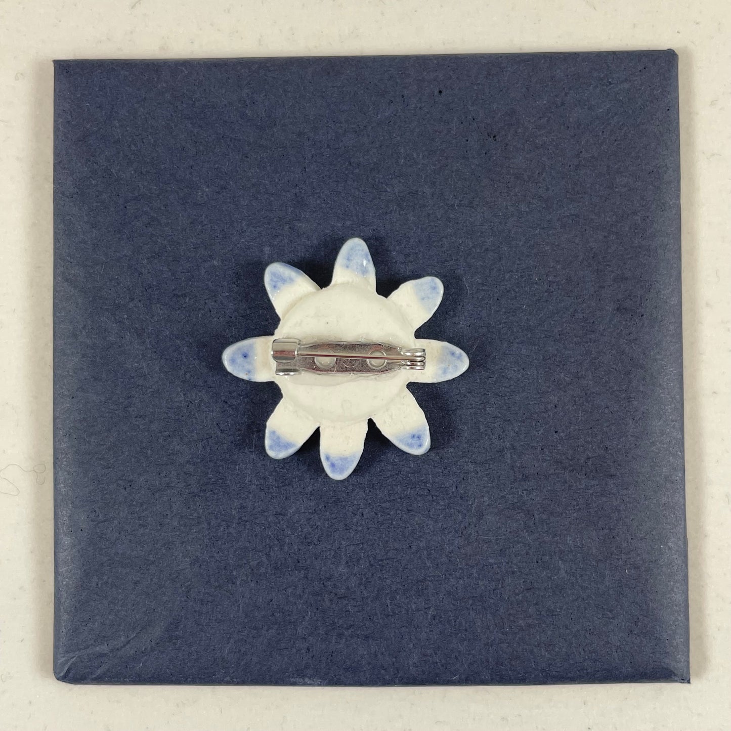 Porcelain brooch 008