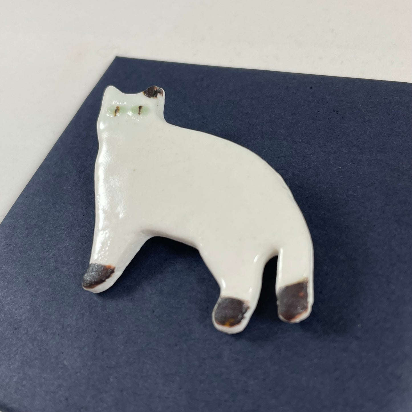 Porcelain brooch 003 - white cat
