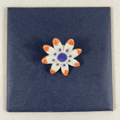 Porcelain brooch 009
