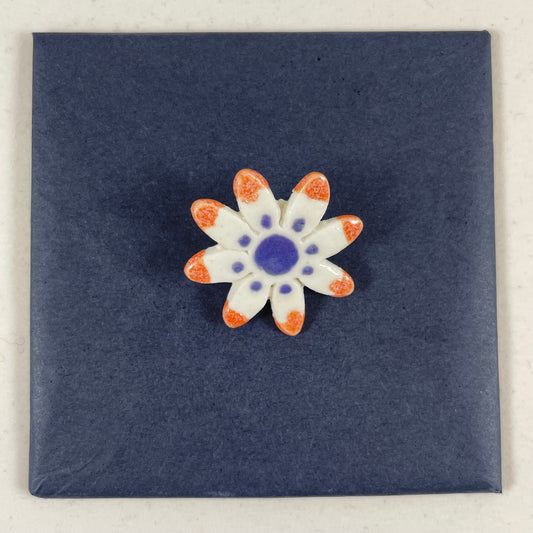 Porcelain brooch 009