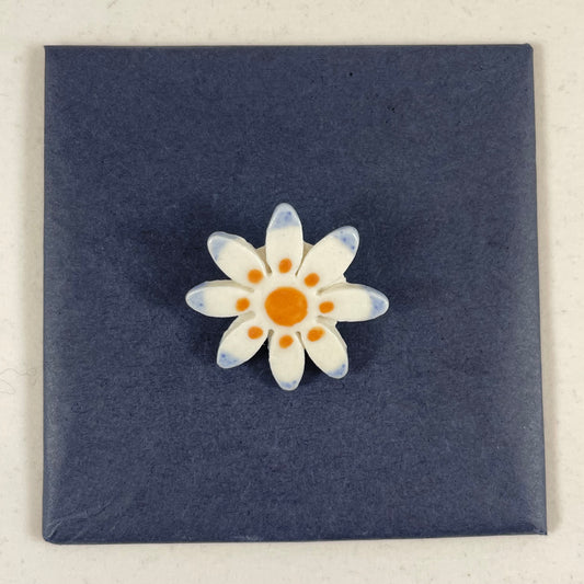 Porcelain brooch 008