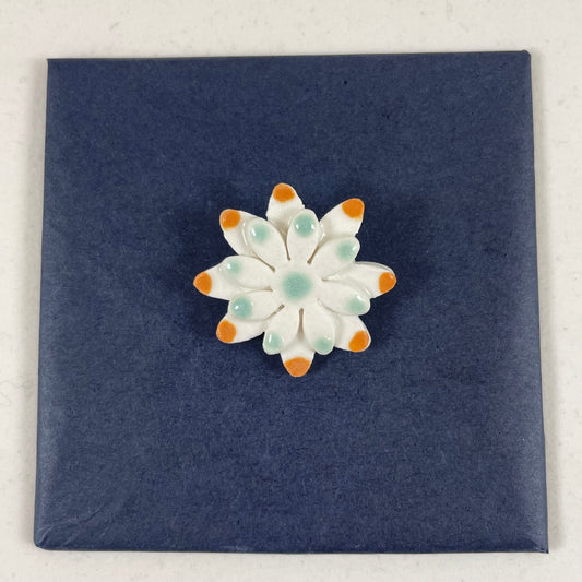 Porcelain brooch 007