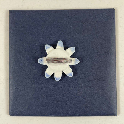 Porcelain brooch 008