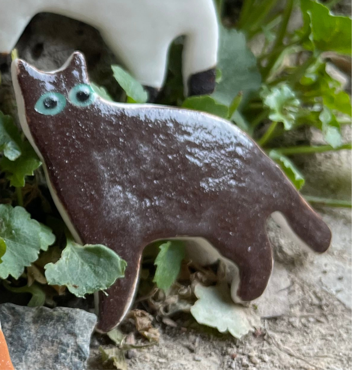 Porcelain brooch 004 - brown cat