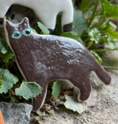 Porcelain brooch 004 - brown cat