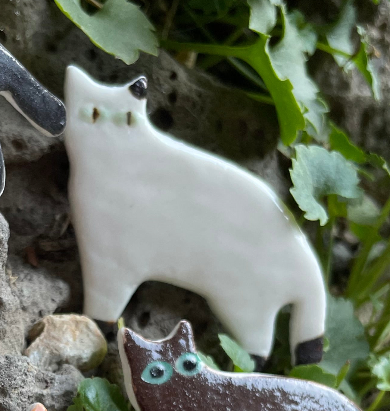 Porcelain brooch 003 - white cat