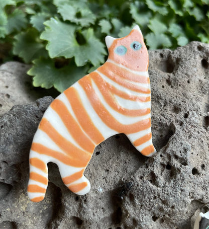 Porcelain brooch 006 - orange cat