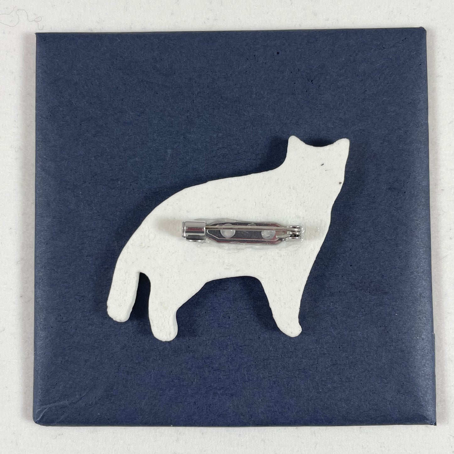 Porcelain brooch 003 - white cat