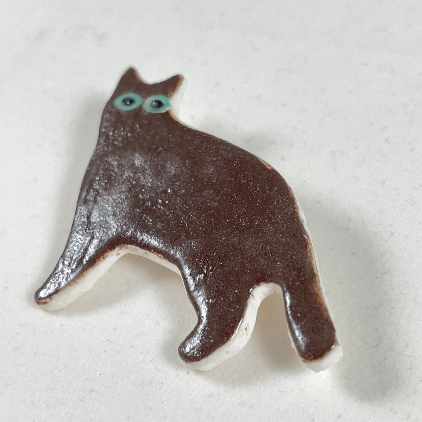 Porcelain brooch 004 - brown cat